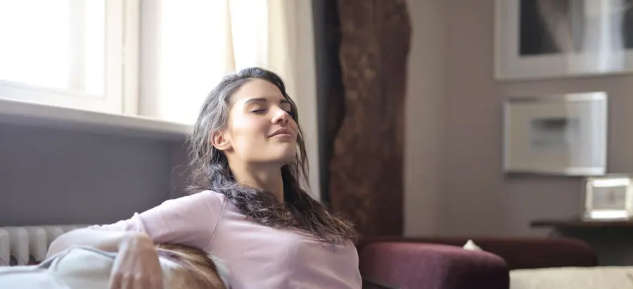 Femme en état de relaxation profonde, yeux fermés